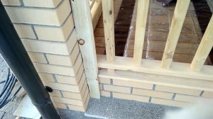 Монтаж штор на летней террасе кирпичного дома