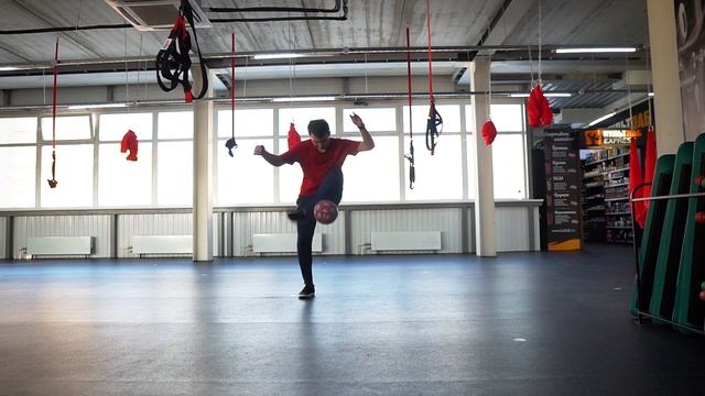 Обучение по футбольному фристайлу | Трюк HTATW (ХТАТВ) смотреть онлайн