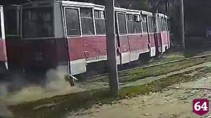 В Саратове трамвай протащил по земле мужчину, зажатого дверью