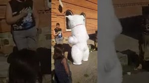 ПОЗДРАВЛЕНИЕ БЕЛОГО МИШКИ. Белый танцующий мишка поздравляет с днём рождения!