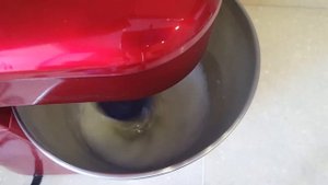 Ангельский рулет со взбитыми сливками и клубникой ? рисунок на бисквите?Angel food cake roll?