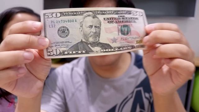Ryan tricks his family with the PEN Through Dollar Trick! смотреть онлайн