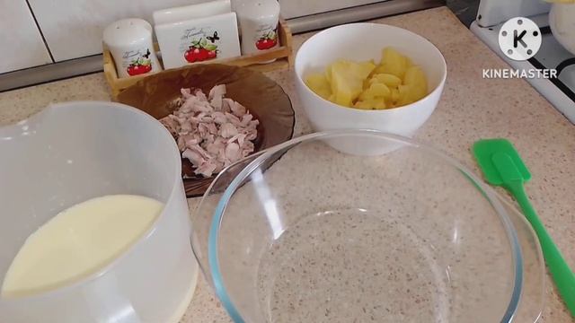 Картошка с курицей в омлете.