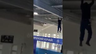 Мужчина повис под потолком в спорткомплексе во Владивостоке