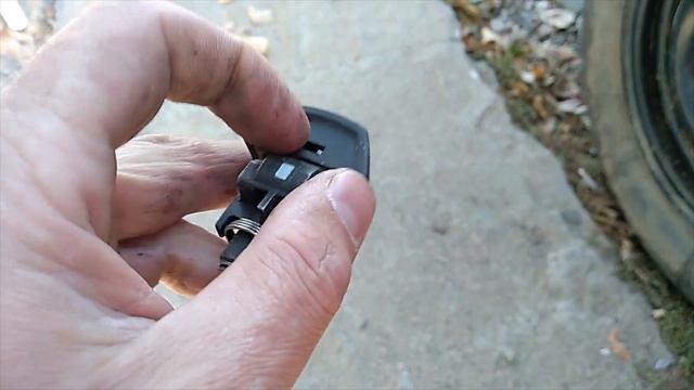 Тойота  , как снять личинку замка двери, обломился ключ.