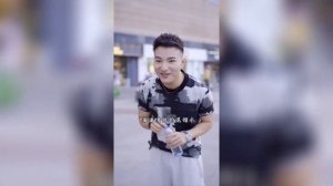 Китаец(японец) Поёт свою песню и в конце вылетает воду на камеру мем без водяного знака.