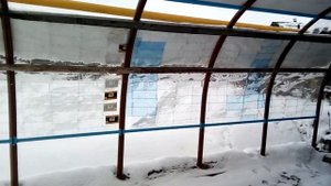 ПЭТ бутылки вместо плёнки на арочной теплице.