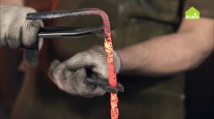 ? Как выковать кочергу из арматуры. Самодельная кочерга в кузнице из остатков. Кузнец работает!