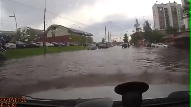 ЖЕСТЬ! Машина реально плывет по затопленной улице! смотреть онлайн