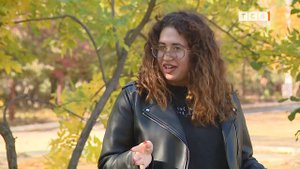 Домашний кролик на поводке