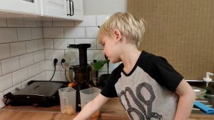 Делаем сок из мандаринов