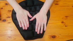 Надувная воздушная подушка на сиденье мотоцикла.