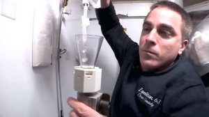 Как в космосе работает туалет и куда девают мусор?!