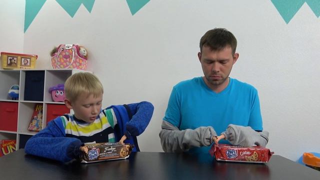 Маленькие ручки у папы и Димы! Против еды! ЧЕЛЛЕНДЖ!