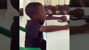 Очень красиво читает Коран. Маленький мальчик читает Коран