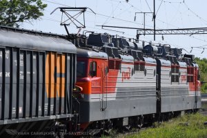 Поезд с электровозом ВЛ80с-1199А-2280 и приветливой бригадой выходит из Батайска