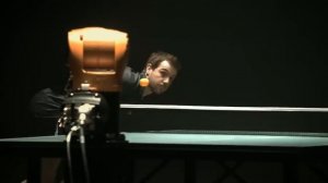 Робот KUKA играет в тенис