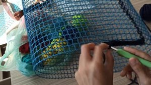 Взяла садовую сетку и старые футболки и сделала чудесную вещь, Своими руками, Идеи из старых вещей