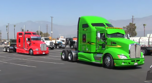 Красавцы прибывают на выставку грузовиков для детей.