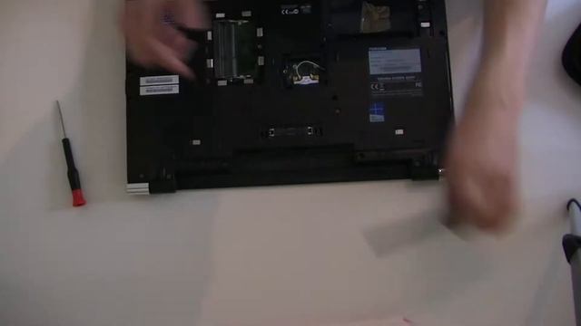 Notebook Schritt für Schritt öffnen (Toshiba Tecra R950 Open) смотреть онлайн