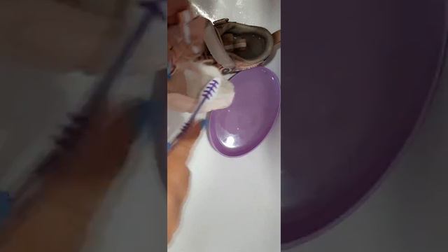 Реанимирую кросовки для прогулок в садике #чистаяобувь#развлечениявдекрете#чистота#лайфхак смотреть онлайн