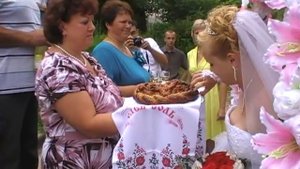 Родители встречают хлебом и солью