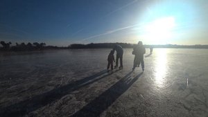 Катаемся на коньках по ледяному озеру