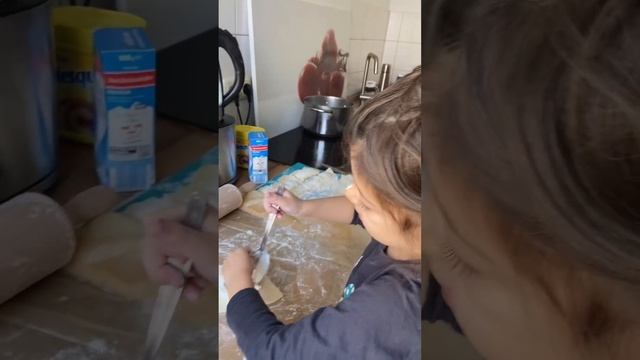 Алиса готовит пирожки смотреть онлайн