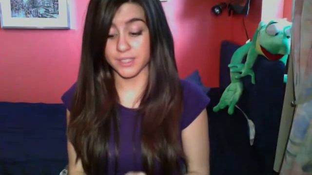 How to DO YOUR OWN HIGHLIGHTS - No foils, caps or creams needed! смотреть онлайн