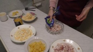 Все в восторге от этого салата с ананасами и куриной грудкой