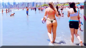 Прогулки по пляжу в Бразилии - Бальнеарио Камбориу - Девушки в бикини
