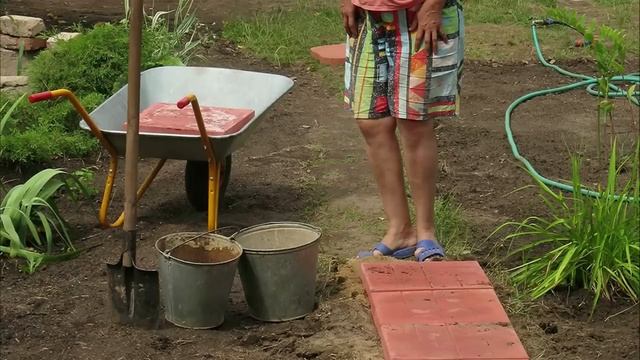 Садовые дорожки - просто, быстро, надёжно. Укладка дорожки своими руками.
