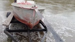 Самодельный лодочный прицеп с колесами для  простого спуска лодки на мелководье. Первое испытание.