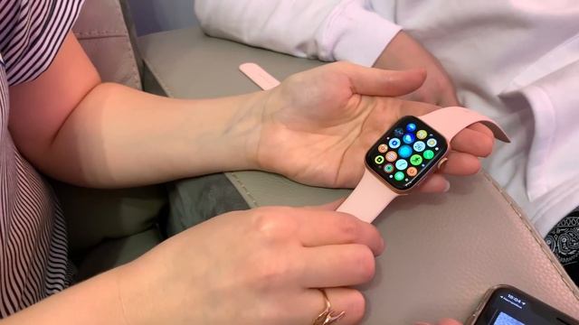 Мамина реакция на подарок часы Apple Watch Series 4 - Лучший гаджет Apple ! Мысля Геймится 2019 смотреть онлайн