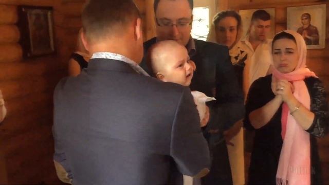 Крещение младенца в церкви. Baptism of the baby in the church смотреть онлайн