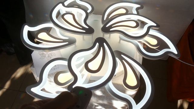 КАК СВЕТИТ МОЩНАЯ ЛЮСТРА 3 ЦВЕТА С ПУЛЬТОМ УПРАВЛЕНИЯ!!! смотреть онлайн