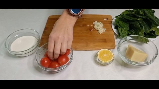 Семга в сливочном соусе со шпинатом и помидорами! Очень вкусный рецепт! Блюдо на праздничный стол!