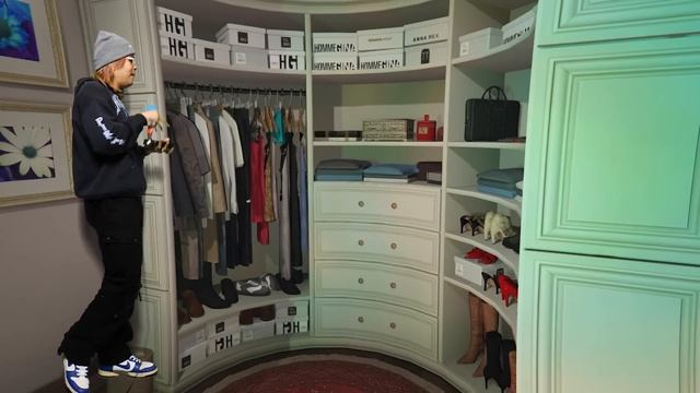 HOW TO PROPERLY STYLE COLORED SNEAKERS смотреть онлайн