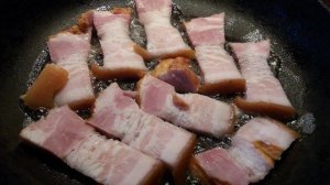 Яичница с беконом и зеленым луком