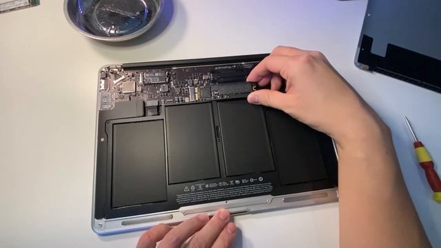 Cheapest new 1TB MacBook you can buy - 2017 MacBook Air to 1TB NVMe adapter смотреть онлайн