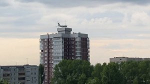 САМОЛЕТ ЛЕТИТ ОЧЕНЬ НИЗКО НАД ЖИЛЫМИ ДОМАМИ