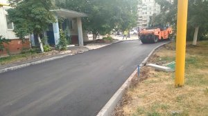 Катки закатывают асфальт