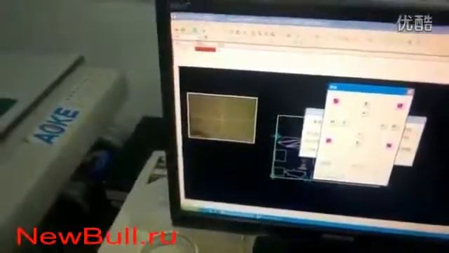 Планшетный режущий плоттер DCZ нарезает самоклеющиеся этикетки с приводкой по запечатанному изображ смотреть онлайн