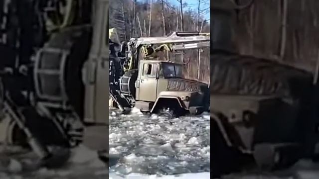 КРАЗ #shorts #truck #snow #бездорожье #offroad #работа #ссср.mp4