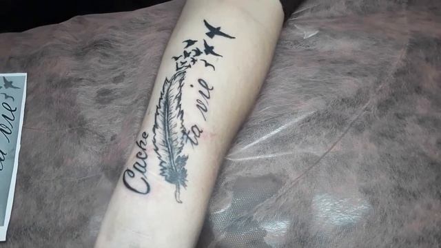 Татуировка для девушки перо с надписью. смотреть онлайн