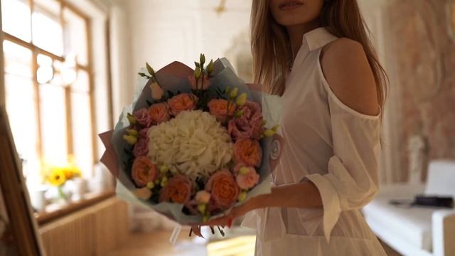 Букет из белой гортензии, 7 пионовидных роз Flash Back, розовых лизиантусов с фисташкой в упаковке смотреть онлайн