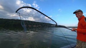 ПОКЛЁВИНА МОНСТРА! СПИННИНГ ВЫБИЛО ИЗ РУК!!! Классная рыбалка с лодки на джиг!