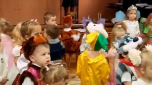 Дети играют в детском саду Kids playing in kinder garden