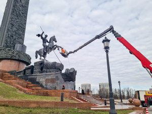 Монумент Победы на Поклонной горе моют после зимы / Город новостей на ТВЦ