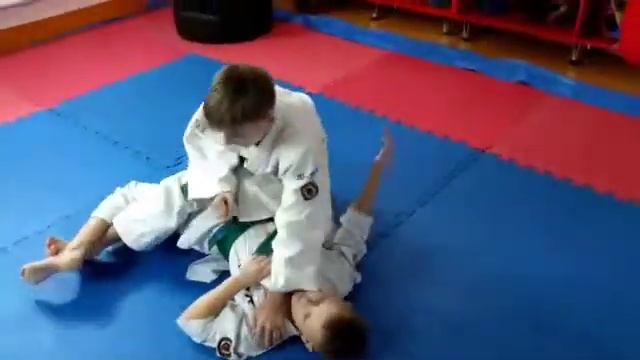 Узел бедра с помощью ноги, болевой на ноги двумя ногами